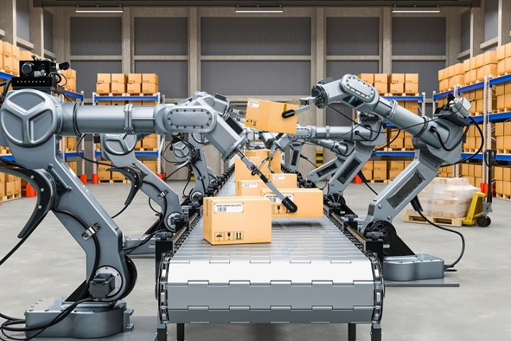 Robots industriales y banda transportadora en un proceso de manufactura